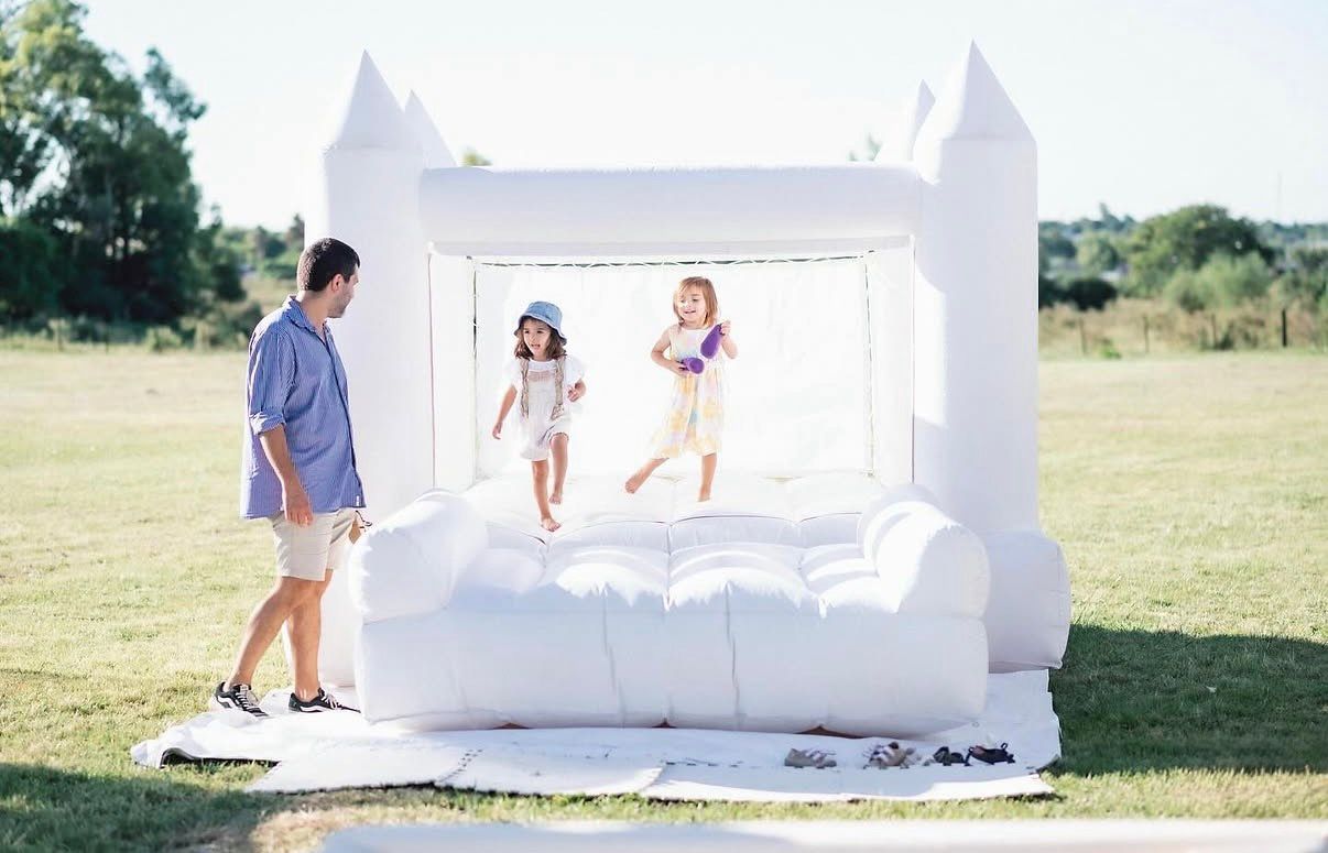 Castillo inflable blanco de TOPA durante una celebración